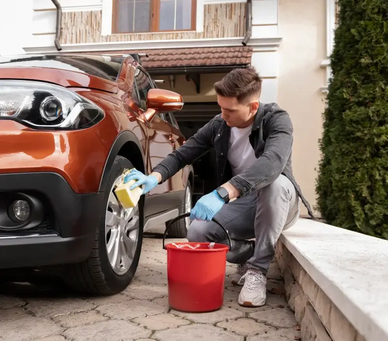 Lavage auto à domicile Esquièze-Sère : professionnel intervenant sur un véhicule
